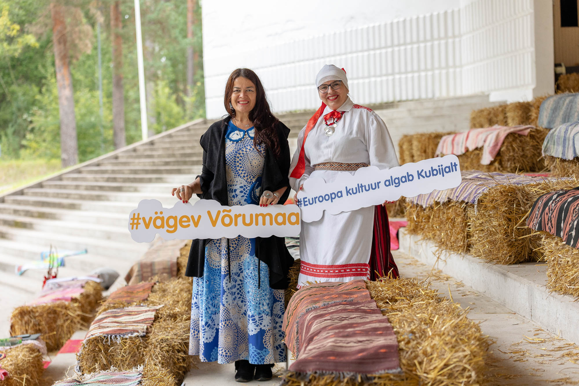 MTÜ Saagu Parem juhatuse liige Piret Haljend (paremalt), kes 2025. aasta augustis toimunud Vunki mano! festivalil võttis sihiks anda Kubjale uus elu. Paremal päeva juhtinud ning ühtlasi mentoriks olnud Katrin Aedma. Taustaks kaare alla vihmavarju paigutatud heina- ja põhupallid, et pealtvaatajad saaksid end peagi mugavalt sisse seada. FOTOD: Aigar Nagel